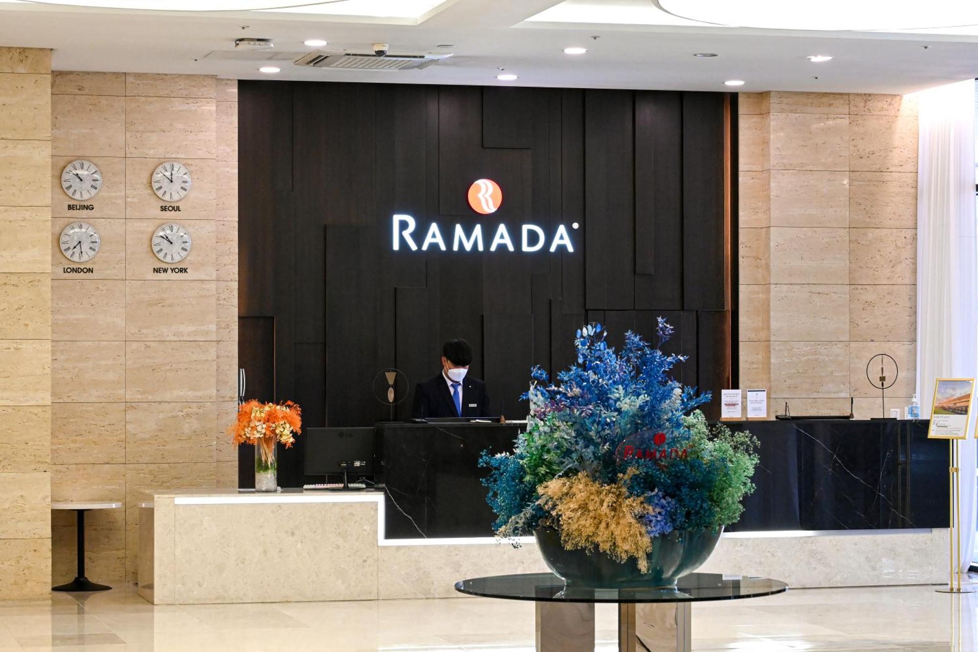 Hotel Ramada By Wyndham Yongin Exterior foto